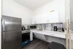 Basic Studio | Private kitchen | Fridge, microwave