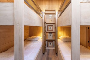 6 bedrooms, WiFi, bed sheets