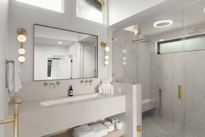 Douche, sèche-cheveux, serviettes fournies, savon