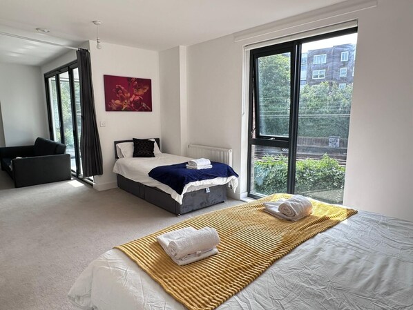 Iron/ironing board, internet, bed sheets