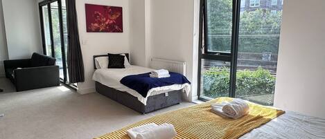 Iron/ironing board, Internet, bed sheets