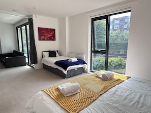 Iron/ironing board, internet, bed sheets