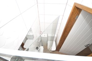 Pyyhkeet, saippua, vessapaperi