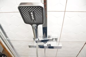 Serviettes fournies, savon, papier de toilette