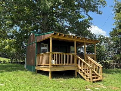 Charming 1-bedroom cabin in delightful Sparta with AC