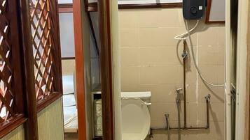 Classic Triple Room | Bathroom | Towels