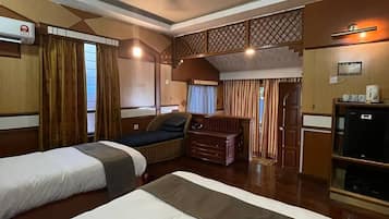 Classic Double Room, Hill View | Living area