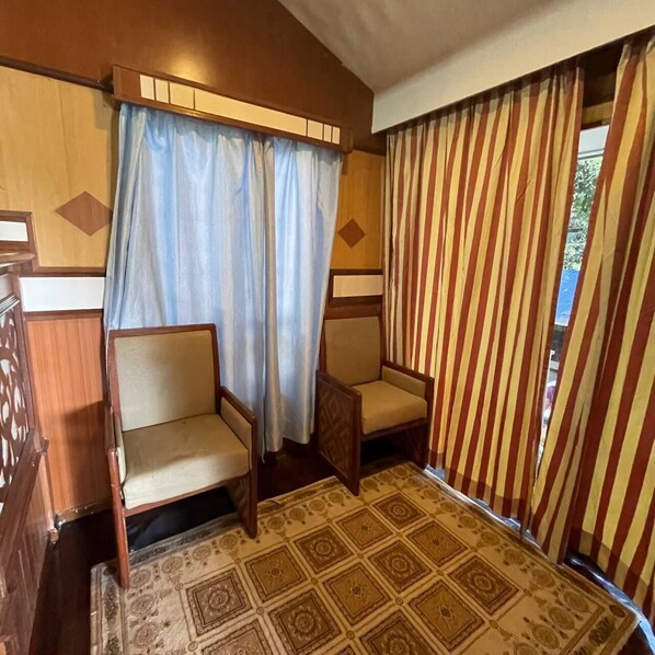 Chambre Double Classique, vue colline | Salle de bain | Serviettes fournies