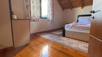 2 habitaciones, tabla de planchar con plancha, internet y ropa de cama