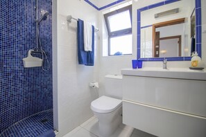 Regadera, secadora de cabello, toallas 