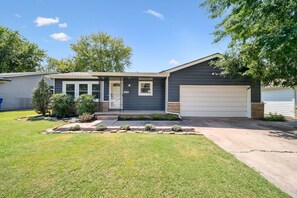 Exterior - Blue Cedar Poolside Retreat: 3-bedroom home in Broken Arrow with full amenities (Broken Arrow)