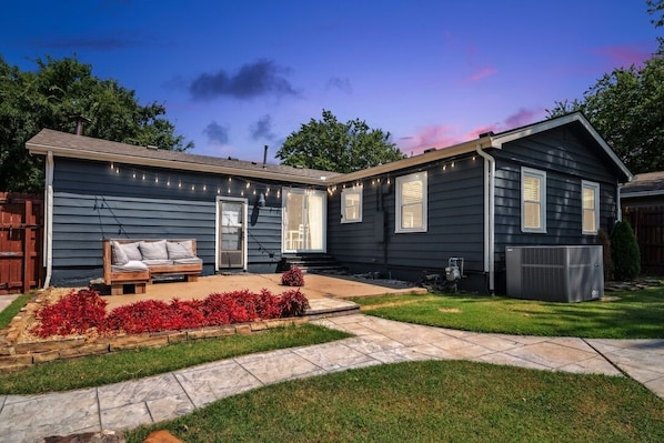 Exterior - Blue Cedar Poolside Retreat: 3-bedroom home in Broken Arrow with full amenities (Broken Arrow)