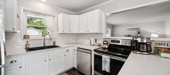 Blue Cedar Poolside Retreat: 3-bedroom home in Broken Arrow with full amenities