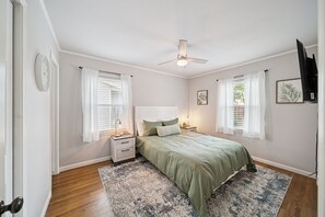 3 bedrooms, iron/ironing board, WiFi, bed sheets