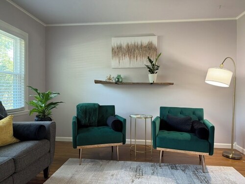 Blue Cedar Poolside Retreat: 3-bedroom home in Broken Arrow with full amenities