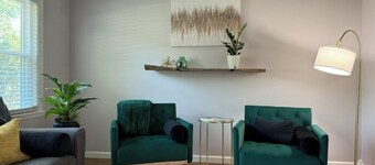 Blue Cedar Poolside Retreat: 3-bedroom home in Broken Arrow with full amenities