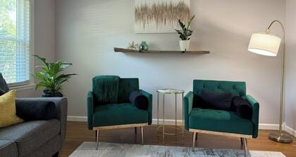 Blue Cedar Poolside Retreat: 3-bedroom home in Broken Arrow with full amenities