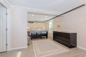3 habitaciones, tabla de planchar con plancha, wifi y ropa de cama