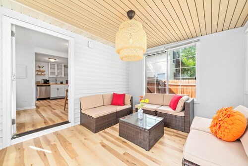 Retro Quirky 4BR Gem near Mpls Downtown, UMN, US Bank & Huntington Stadiums