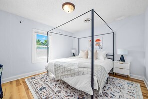 4 chambres, bureau, fer et planche à repasser, lit parapluie