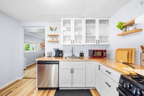 Fridge, microwave, oven, stovetop - Retro Quirky 4BR Gem near Mpls Downtown, UMN, US Bank & Huntington Stadiums (Minneapolis)