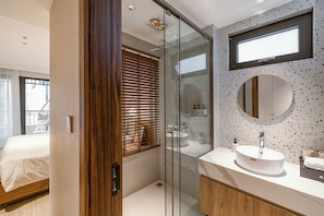 Basic Double Room | Bathroom | Shower, hair dryer, towels, soap