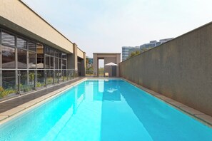 Pool - Chic 1-bedroom apartment in Sandton with Pool,gym and restaurant. (Sandton)