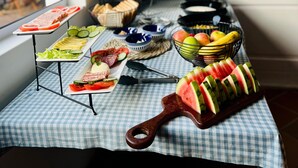 朝食 (フル ブレックファスト)、毎日提供 (無料)