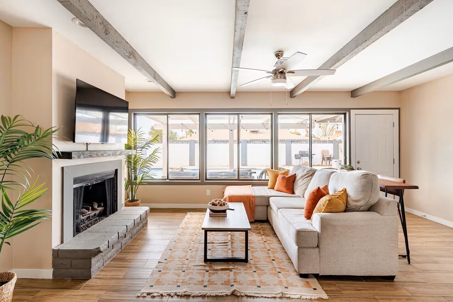 Smart-tv, een open haard, boeken en een stereo