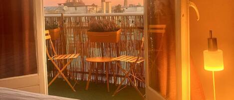 2 عدّة غرف نوم ومكواة/لوح كي وواي فاي وملاءات أسرّة