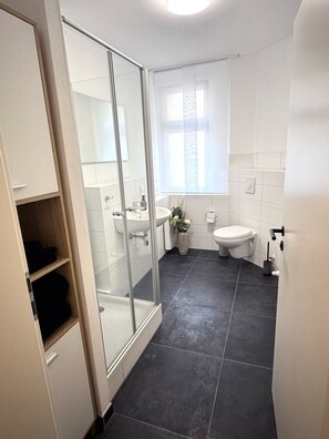 ヘアドライヤー、タオル、トイレットペーパー