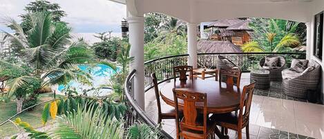 Deluxe-Bungalow, Balkon, eingeschränkter Meerblick | Terrasse/Patio