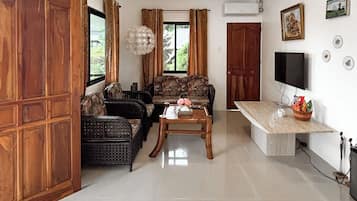 Deluxe Bungalow, Balcony, Partial Sea View | Living area