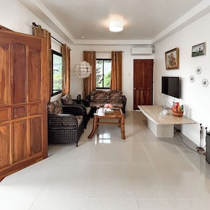 Deluxe Bungalow, Balcony, Partial Sea View | Living area