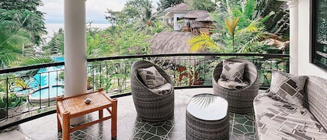 Deluxe-Bungalow, Balkon, eingeschränkter Meerblick | Terrasse/Patio