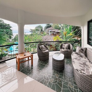 Deluxe-bungalow - balkon - delvis havudsigt | Terrasse/gårdhave