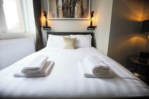 3 bedrooms, iron/ironing board, internet, bed sheets