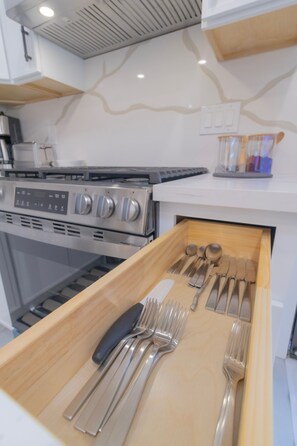 冷蔵庫、電子レンジ、オーブン、コンロ