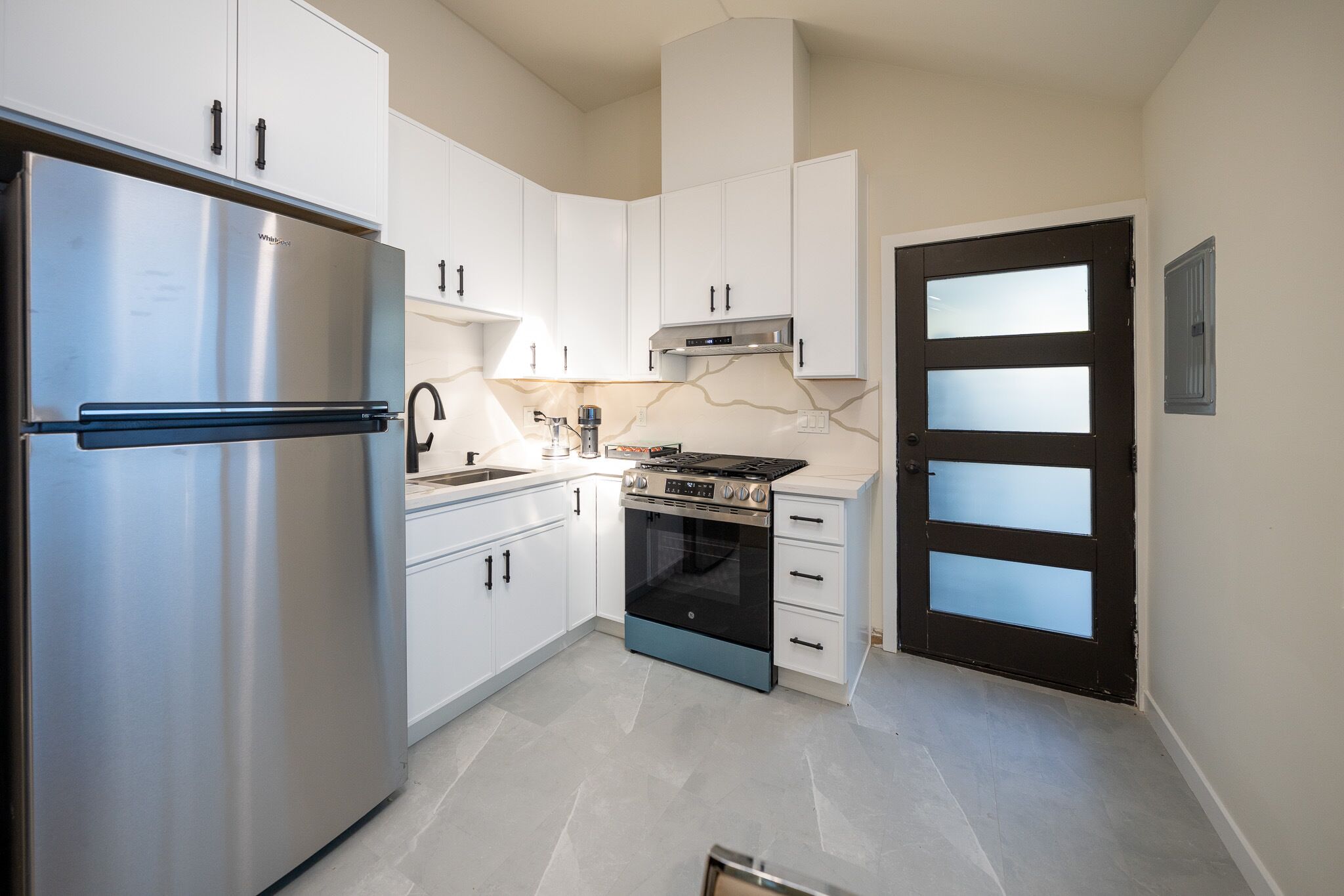 Jääkaappi, mikroaaltouuni, uuni, liesi