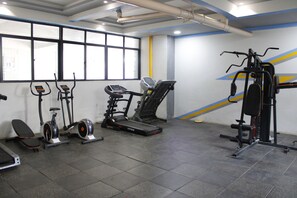 Fitness facility - Modern 3BR in Kilimani | 4 Beds, Walk to Malls & Minutes from CBD (Nairobi)