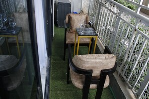 Terrace/patio - Modern 3BR in Kilimani | 4 Beds, Walk to Malls & Minutes from CBD (Nairobi)