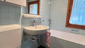 Sèche-cheveux, bidet, serviettes fournies, savon