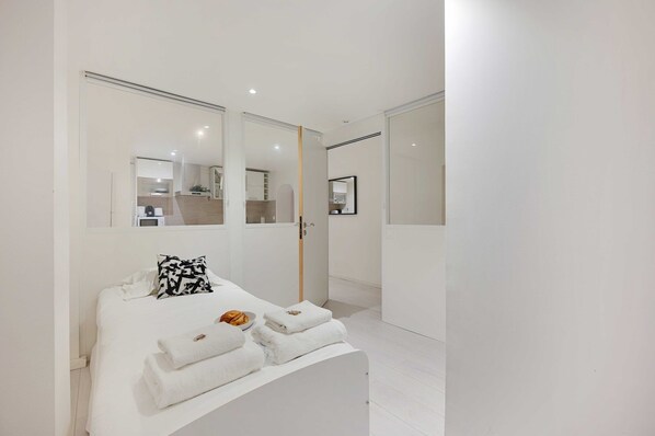 2 bedrooms, laptop workspace, iron/ironing board, bed sheets