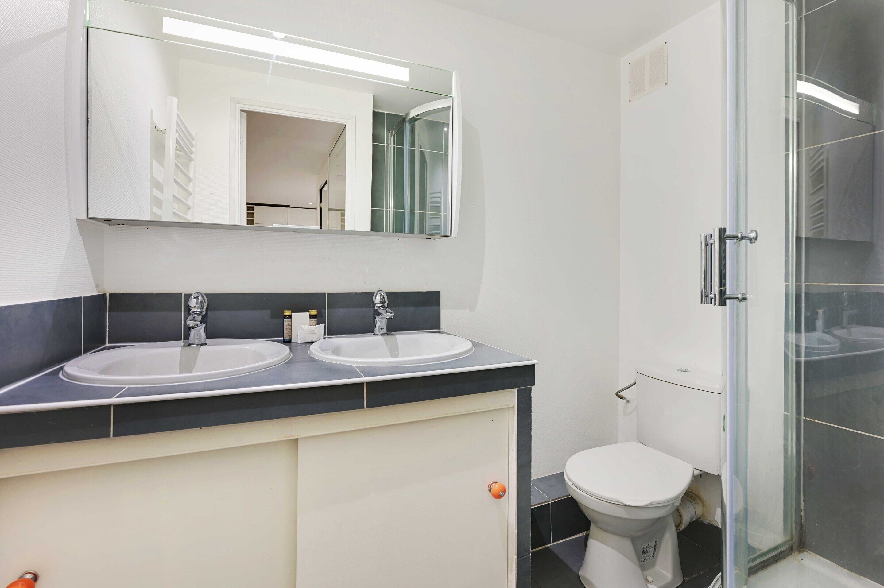 Apartment | Bathroom | Hair dryer, towels, shampoo