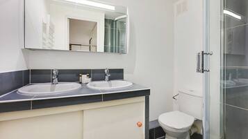 Apartment | Bathroom | Hair dryer, towels, shampoo