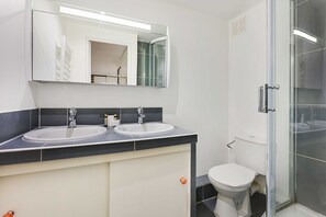 Apartment | Bathroom - Spacious Apartment - 2br/4p- Le Kremlin-bicetre (Le Kremlin-Bicetre)