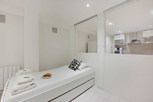 Apartment | 2 bedrooms, laptop workspace, iron/ironing board, bed sheets