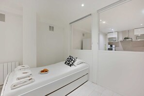 2 bedrooms, laptop workspace, iron/ironing board, bed sheets