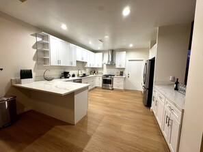 Mikrowelle, Ofen, Herdplatte, Geschirrspüler