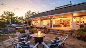 Outdoor dining - Farmstay Estate | Pool & Honey Farm | Cedar Hot Tub | Healdsburg | Sleeps 8 (Healdsburg)